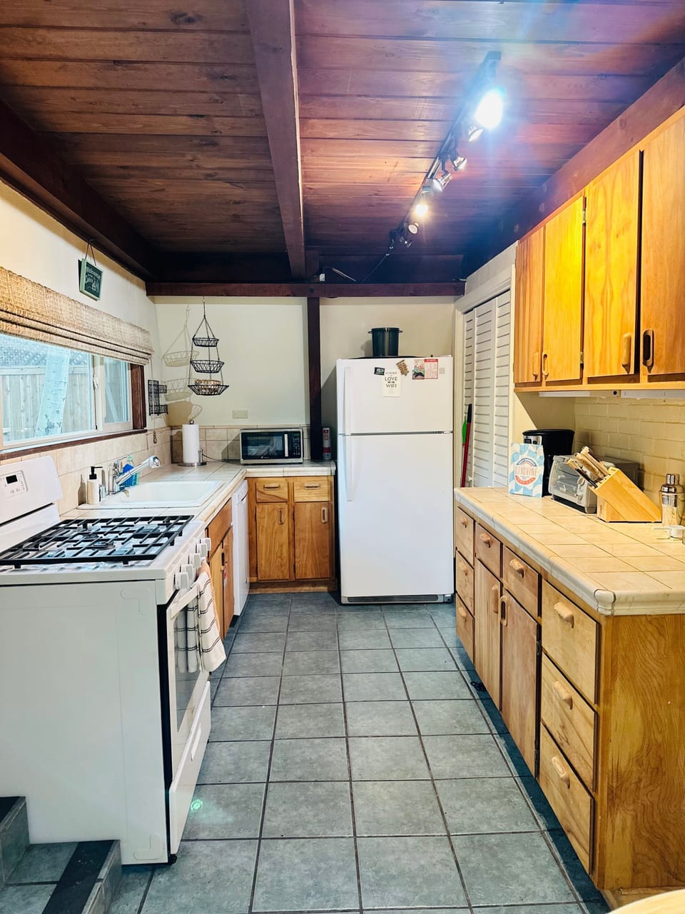 House, 4 Bedrooms | Private kitchen | Coffee/tea maker, fridge, toaster