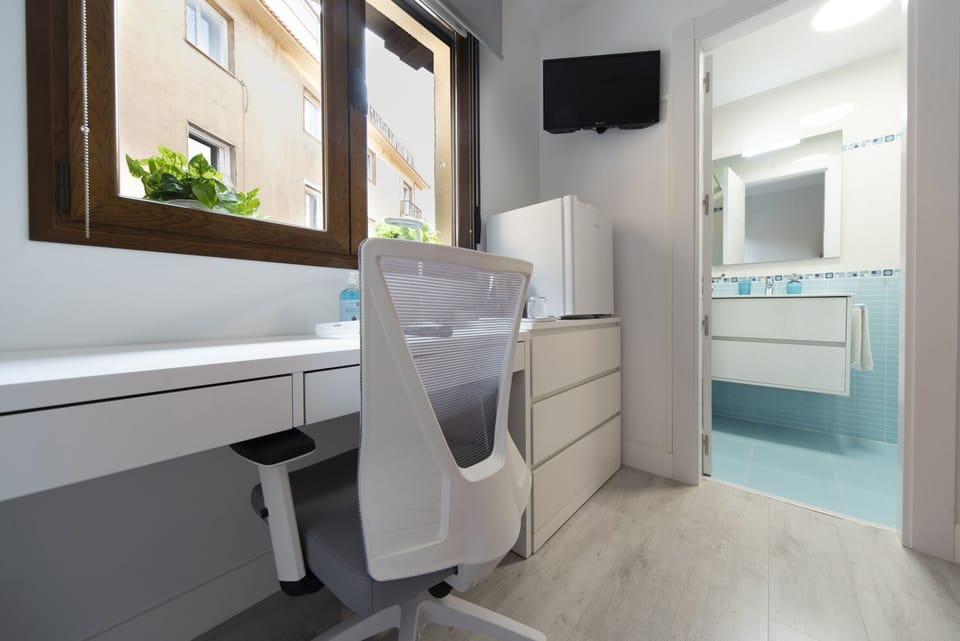 Junior Single Room | Premium bedding, down comforters, in-room safe, desk