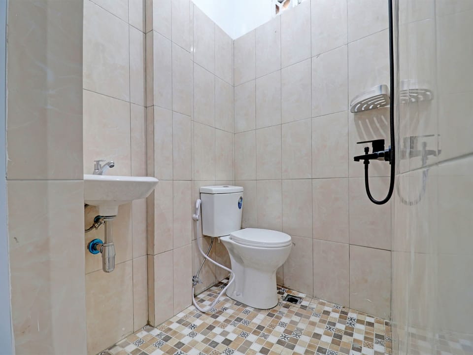 Standard Double Room | Bathroom | Shower, towels