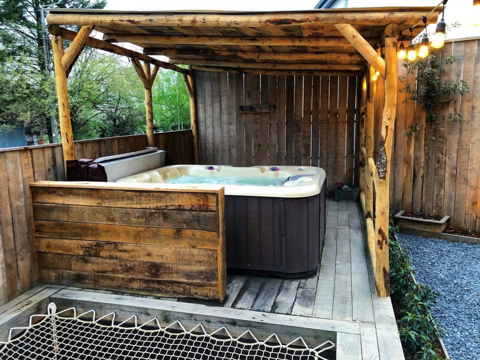 House | Outdoor spa tub