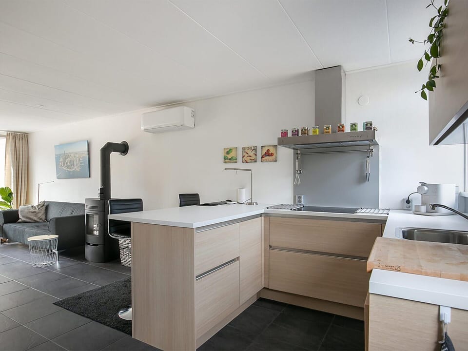 House | Private kitchen | Microwave, electric kettle, highchair