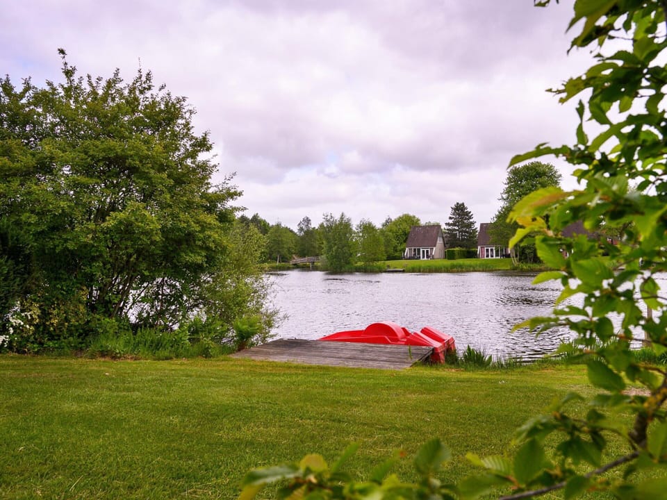 House With Sauna, Outdoor spa and Pedal Boat House in Vlagtwedde