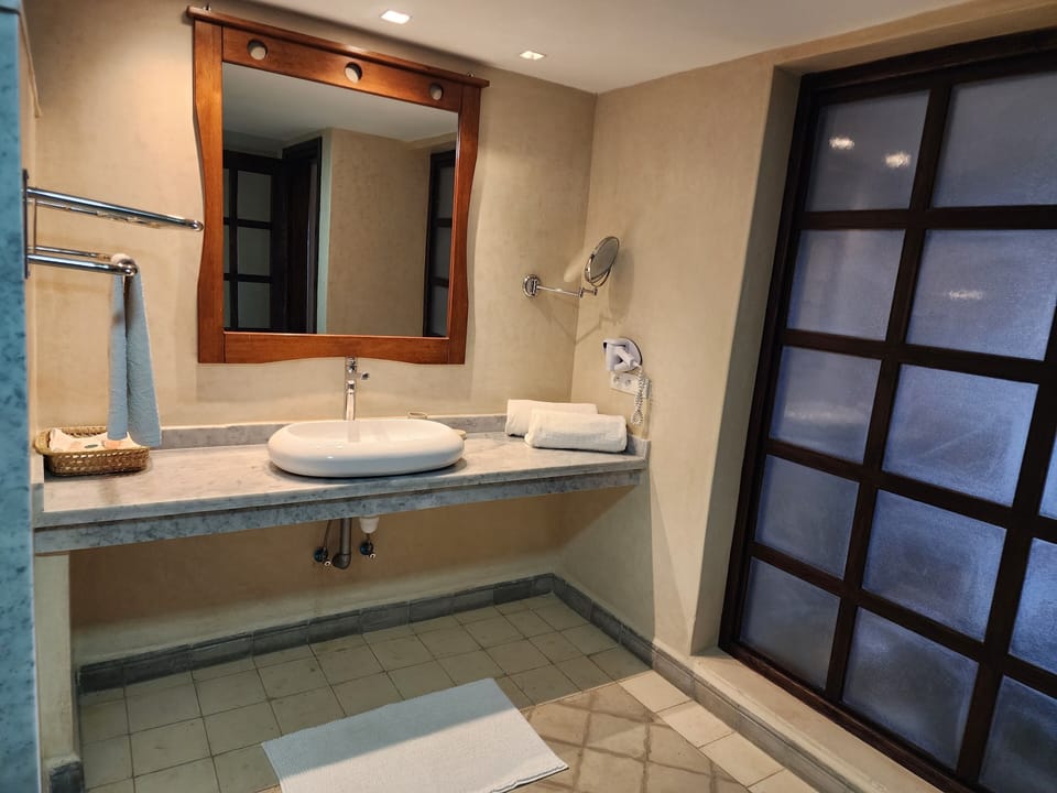 Superior Double Room | Bathroom | Free toiletries, bidet, towels