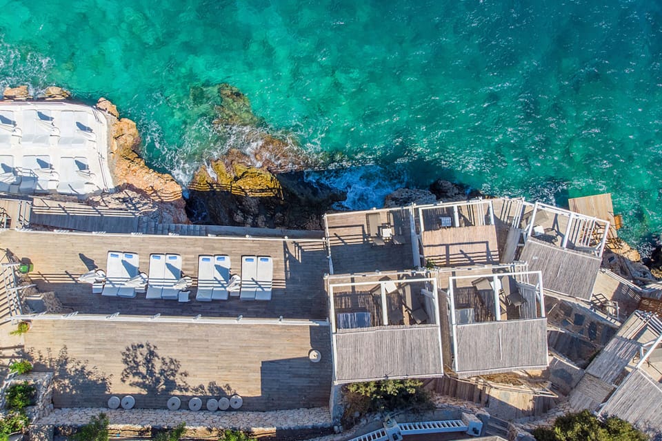 Private beach nearby, white sand, free beach cabanas, sun loungers