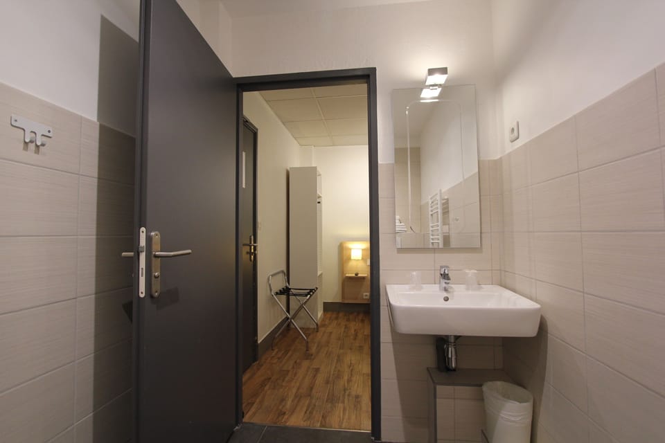 Comfort Double Room | Bathroom sink