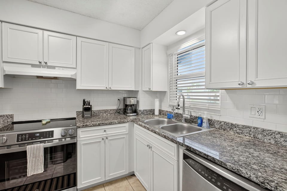 Deluxe Condo | Private kitchen | Coffee/tea maker, full-size fridge, microwave, oven