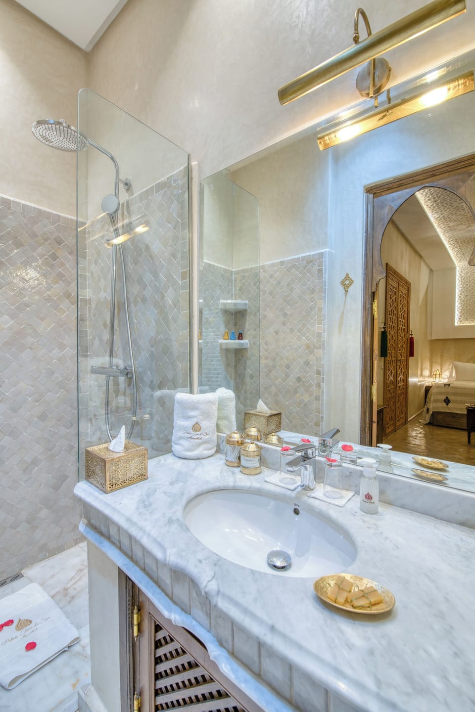 Deluxe Double or Twin Room | Bathroom | Rainfall showerhead, free toiletries, hair dryer, slippers