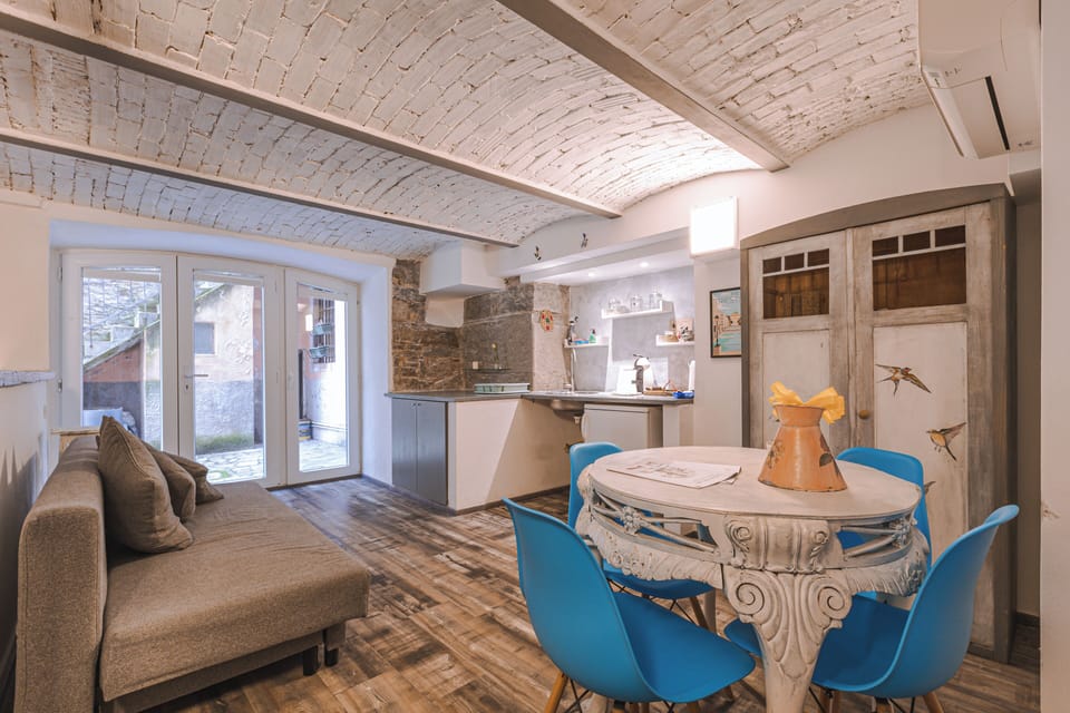 Deluxe Room | Desk, free WiFi