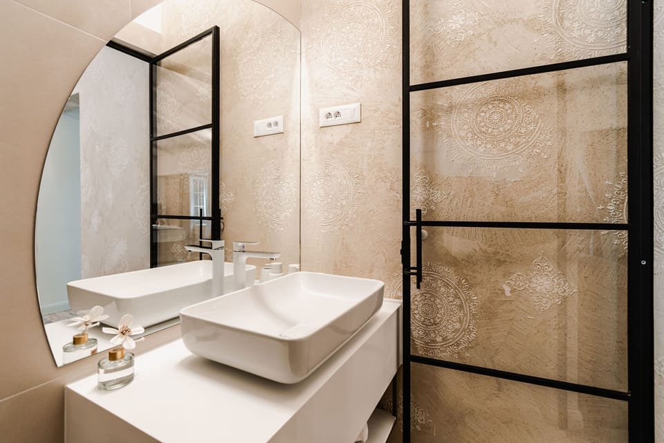 Superior Room | Bathroom | Free toiletries, hair dryer, bathrobes, slippers