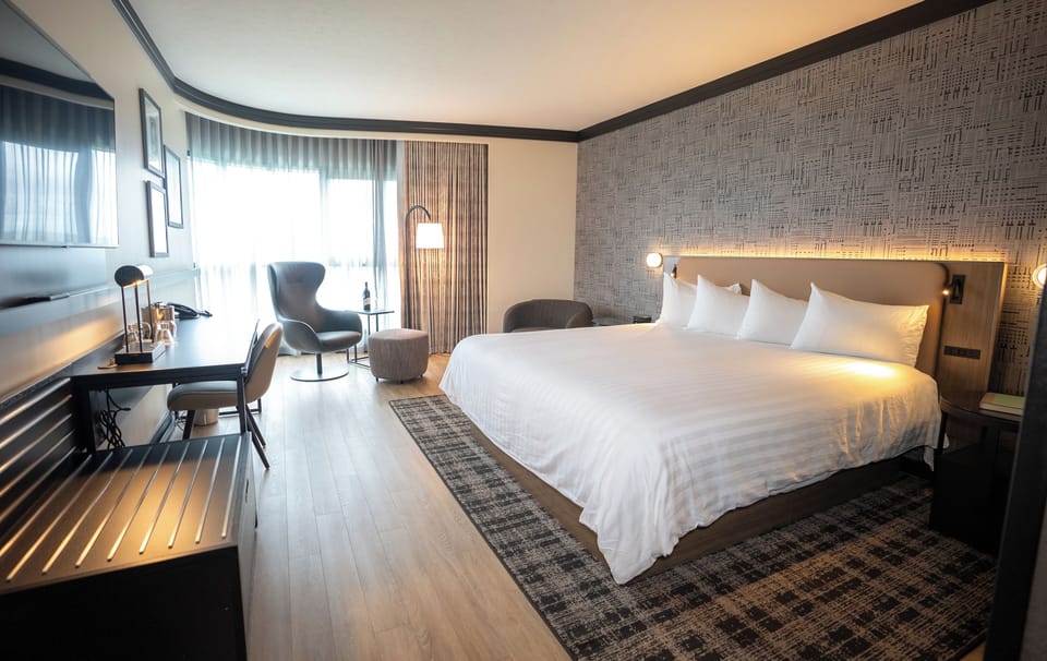 Standard Room, 1 King Bed | Premium bedding, minibar, in-room safe, desk