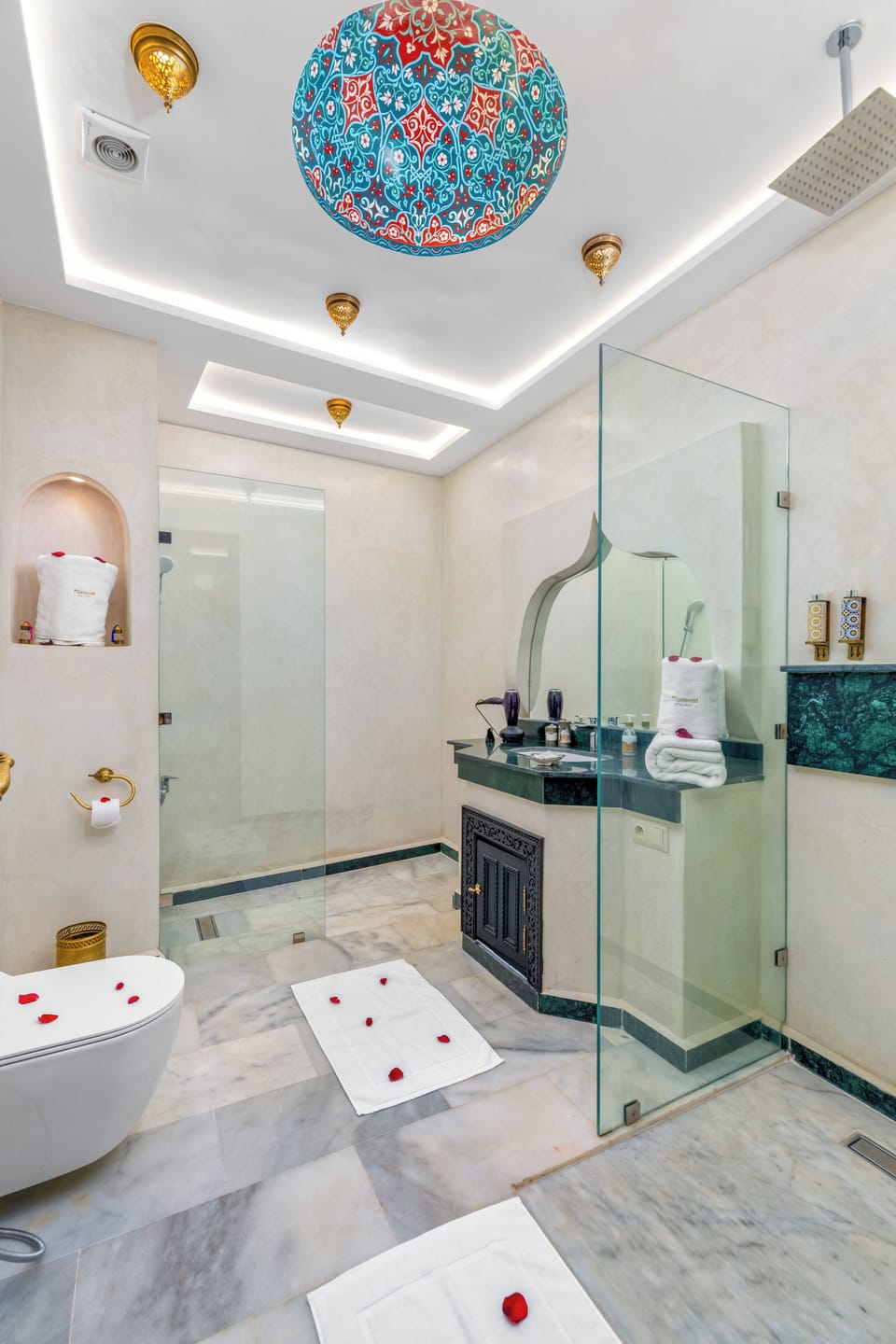 Junior Room | Bathroom | Free toiletries, hair dryer, bathrobes, slippers