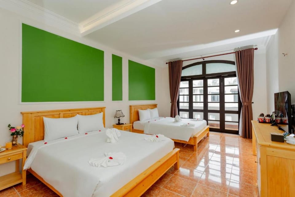 Deluxe Family Room | Minibar, desk, soundproofing, free WiFi