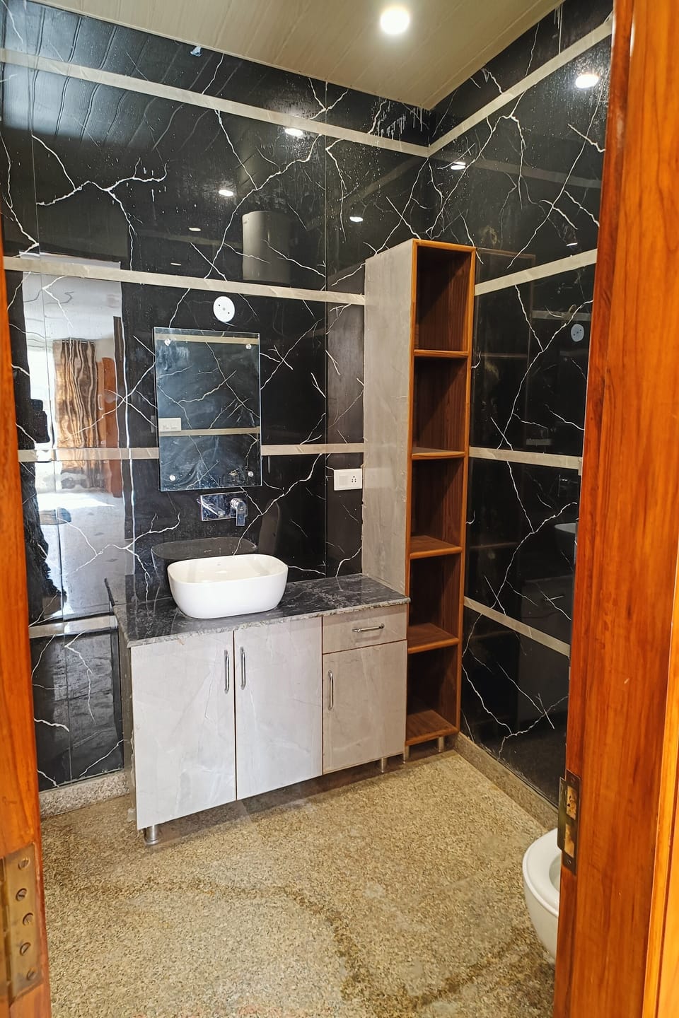 Suite | Bathroom | Shower, rainfall showerhead, free toiletries, towels