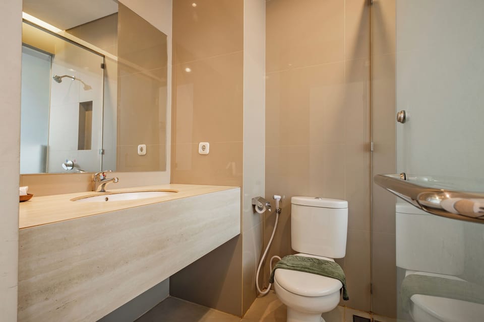 Executive Room | Bathroom | Shower, rainfall showerhead, free toiletries, towels
