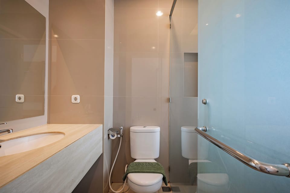 Executive Room, Balcony | Bathroom | Shower, rainfall showerhead, free toiletries, towels