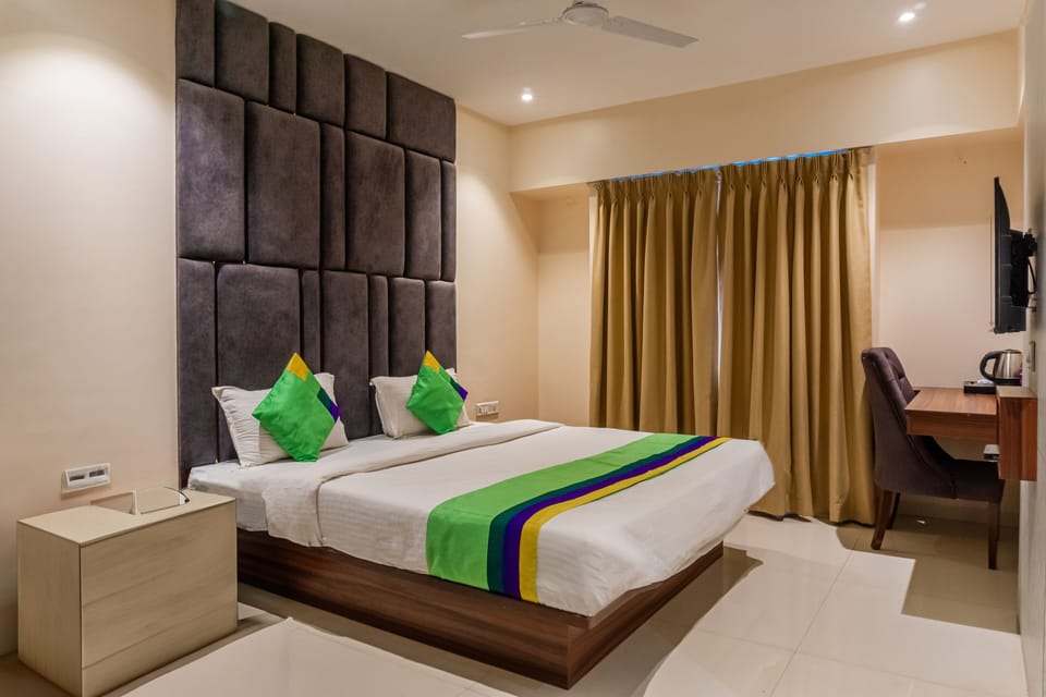 Deluxe Double Room | In-room safe, desk, iron/ironing board, free WiFi