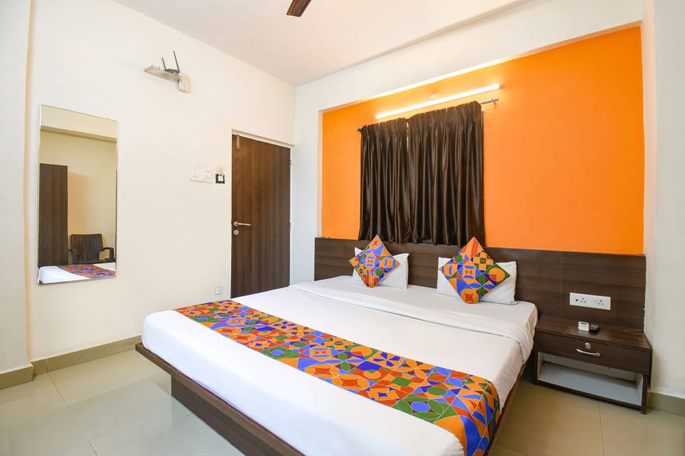 Deluxe Room | Egyptian cotton sheets, premium bedding, in-room safe, desk