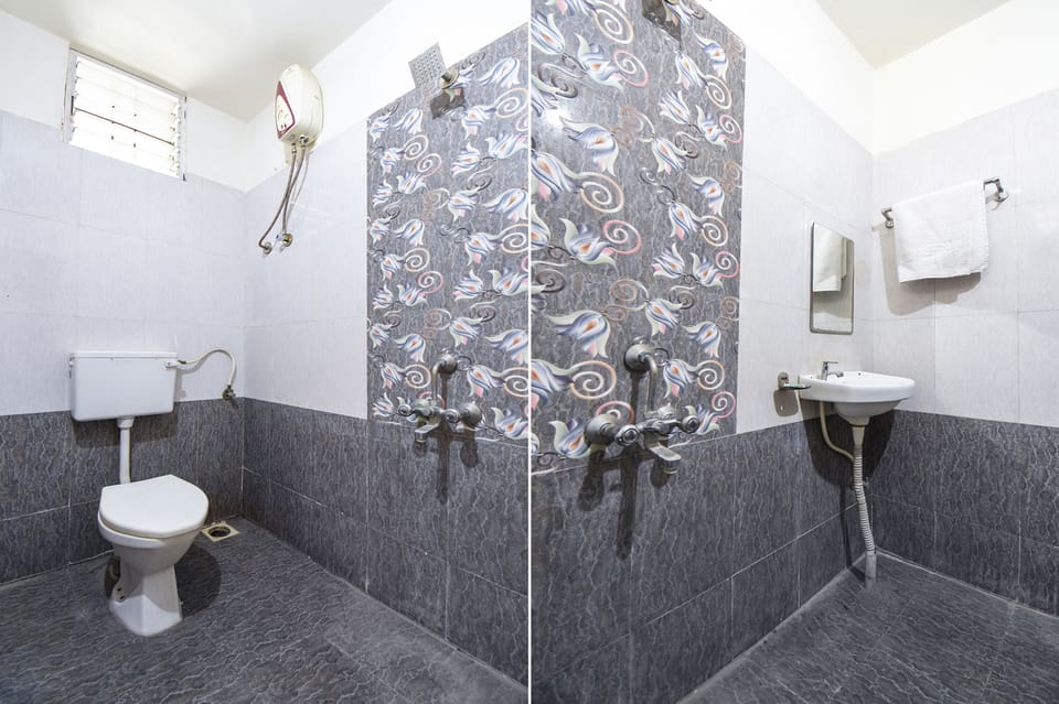 Deluxe Room | Bathroom | Shower, rainfall showerhead, free toiletries, towels