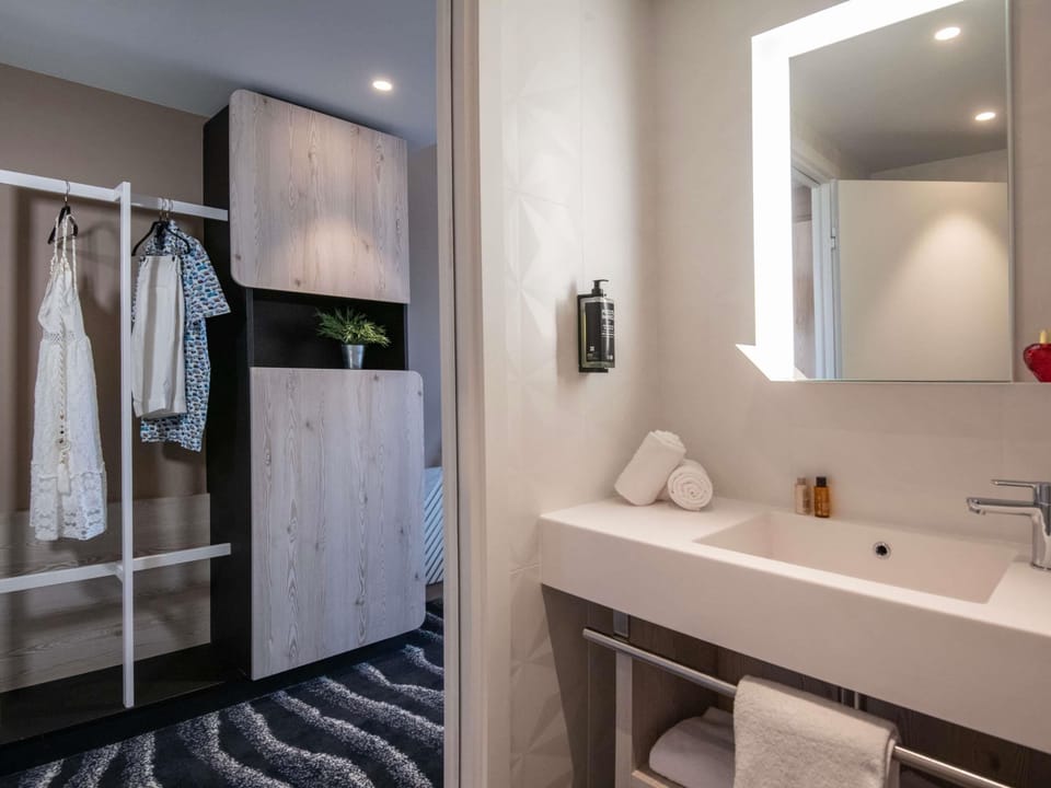 Premium bedding, in-room safe, laptop workspace, blackout drapes