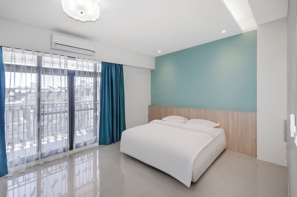 Basic Room | Premium bedding, down comforters, desk, laptop workspace