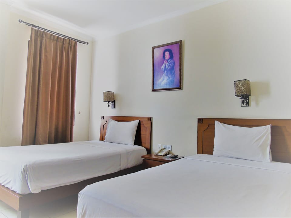 Executive Double or Twin Room | Bathroom | Free toiletries