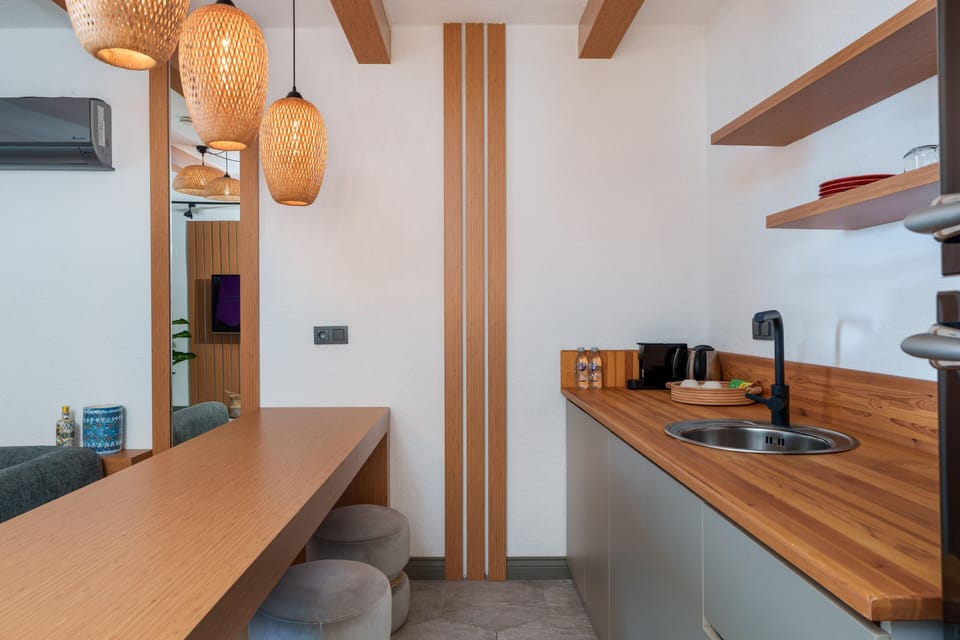 Comfort Suite | Private kitchen | Fridge, espresso maker, coffee/tea maker, electric kettle