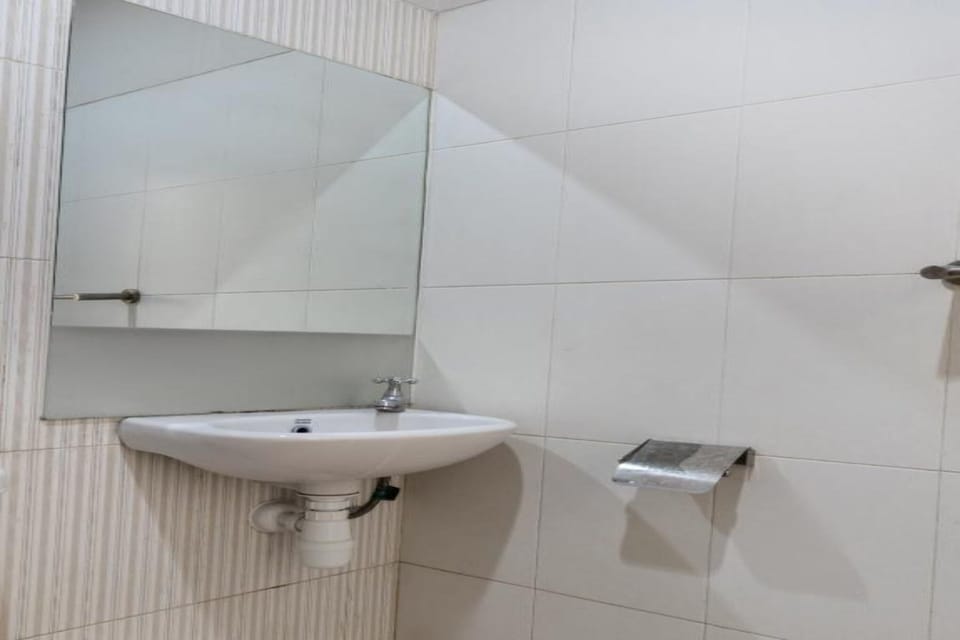 Deluxe Double Room | Bathroom | Shower, towels