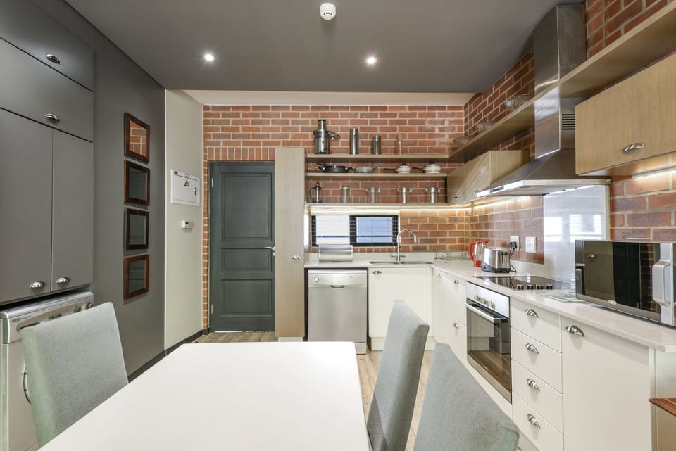 Classic Apartment | Private kitchen | Full-size fridge, microwave, oven, stovetop