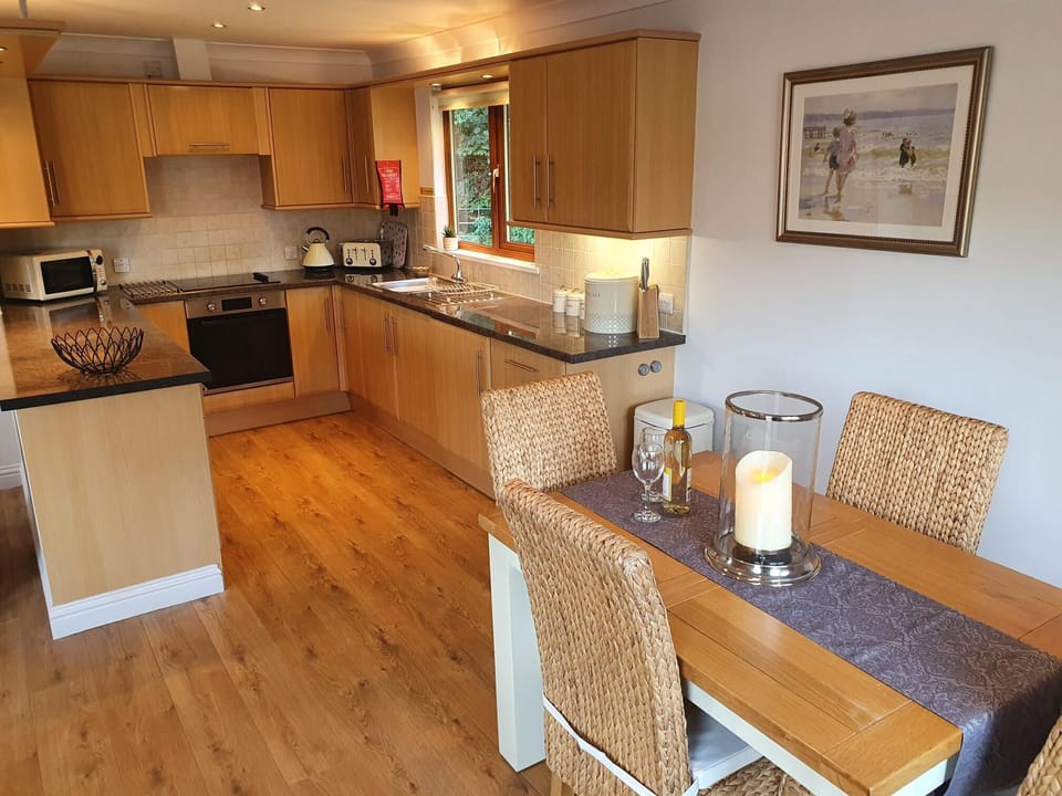 Cottage | Private kitchen | Fridge, microwave, oven, stovetop