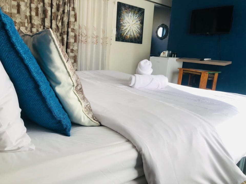 Deluxe Suite | Hypo-allergenic bedding available, down comforters, minibar, desk