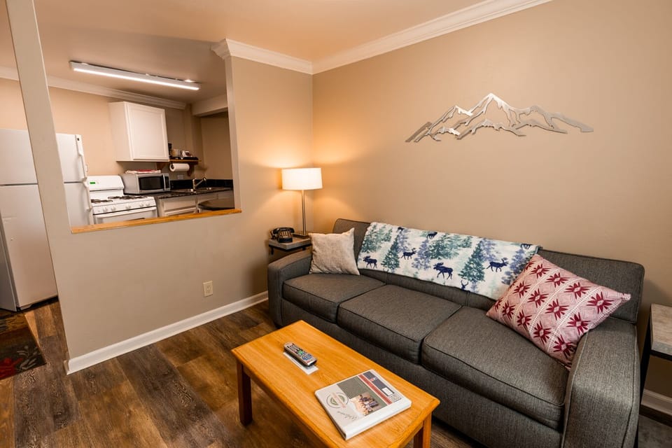 Family Suite, 1 King Bed with Sofa bed | Living area | 32-inch flat-screen TV with cable channels, TV