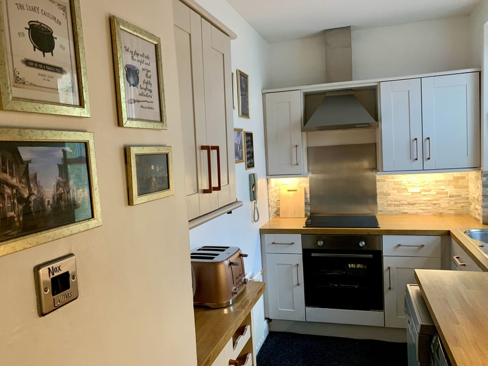 Cottage | Private kitchen | Fridge, dishwasher, electric kettle, toaster