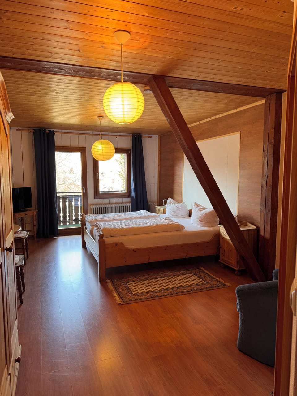 Travel crib, free WiFi, bed sheets