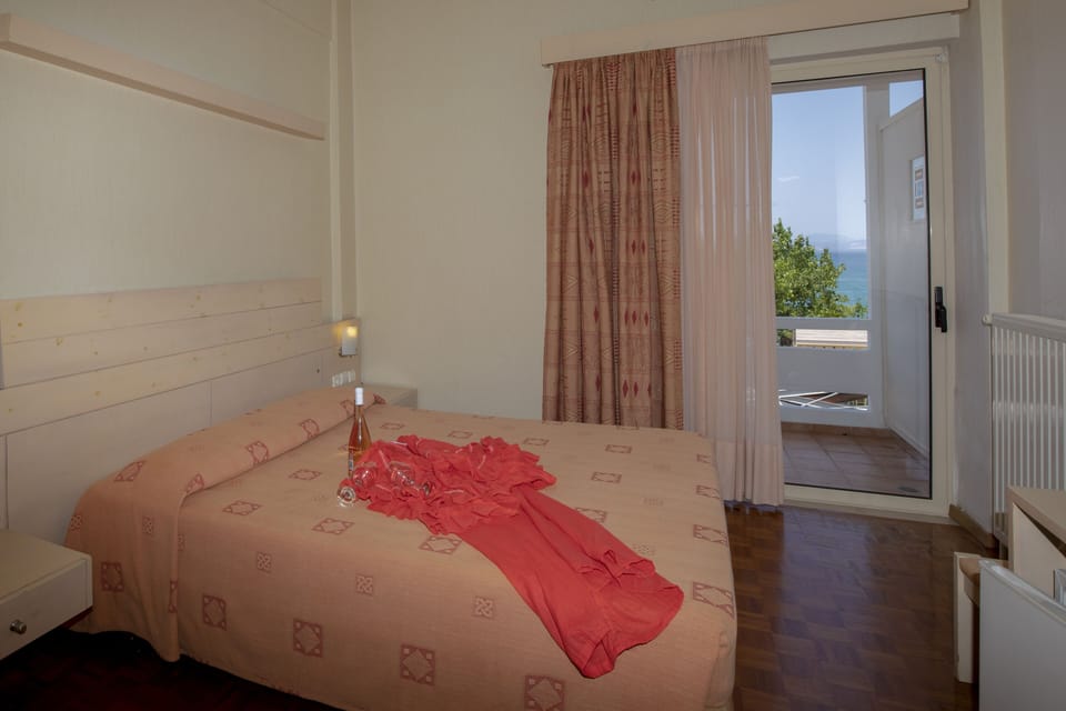 Classic Double or Twin Room, 1 Double or 2 Twin Beds, Sea View | Free WiFi, bed sheets