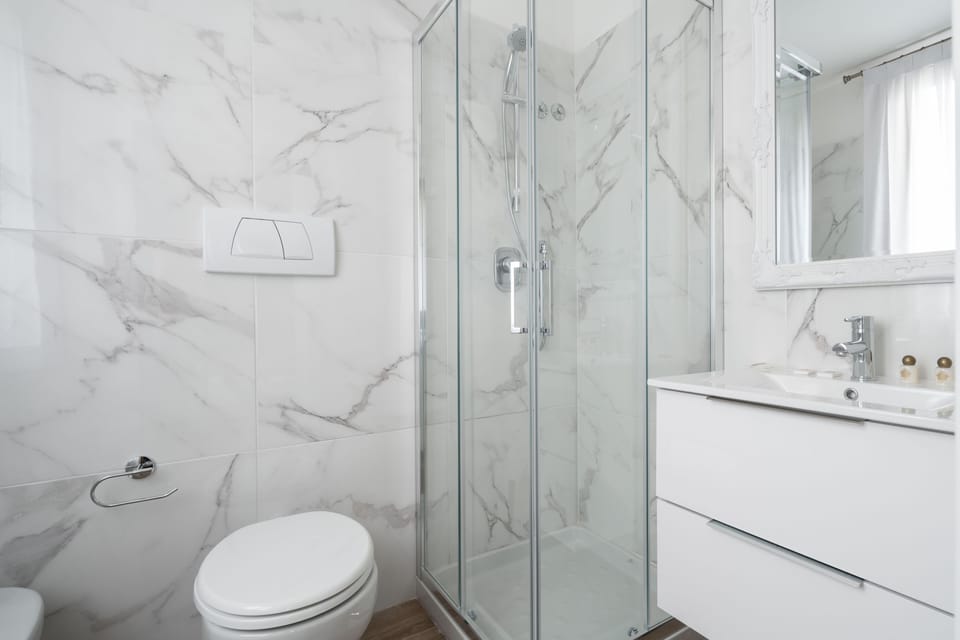 Shower, free toiletries, hair dryer, towels