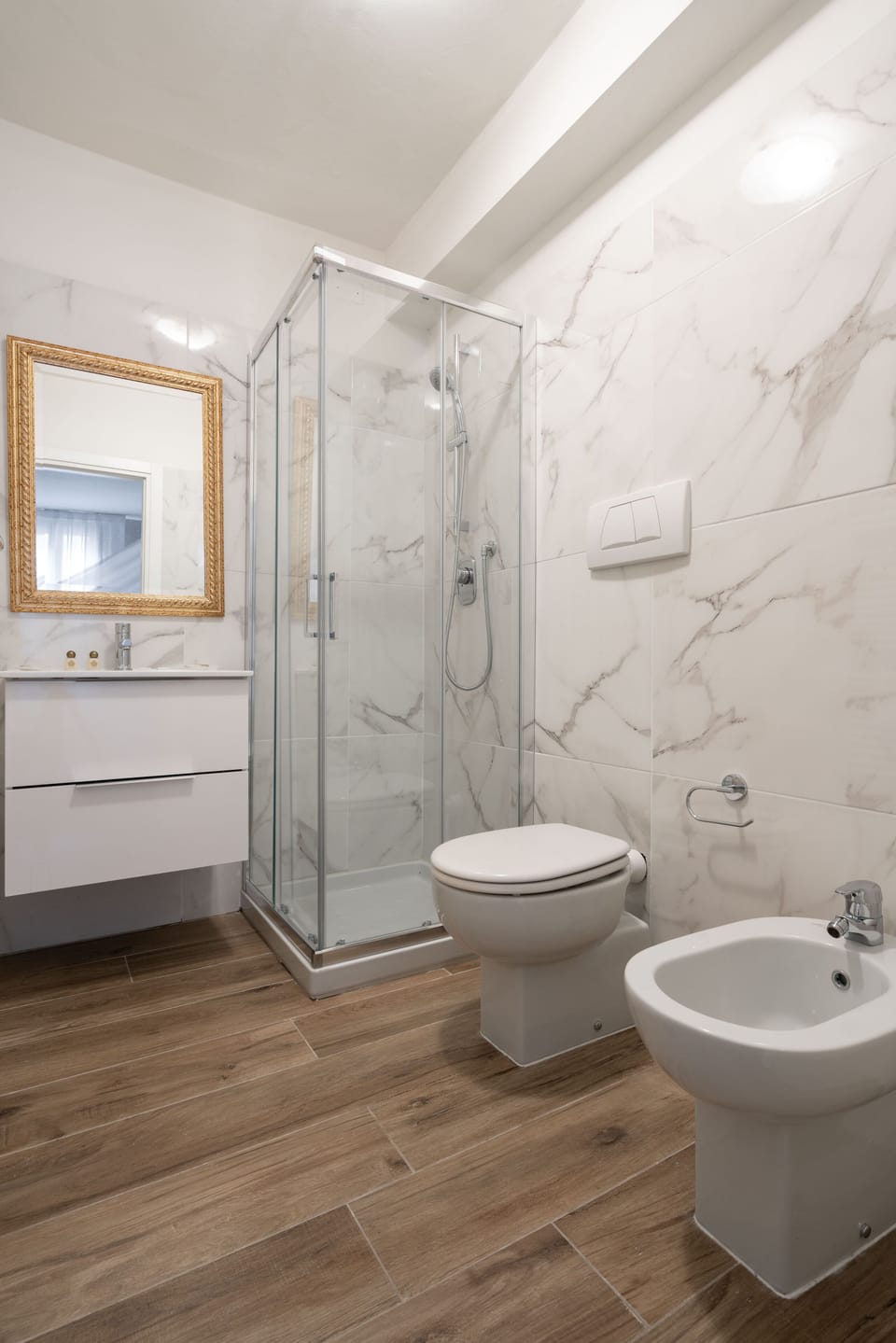 Deluxe Room, 1 Bedroom | Bathroom | Shower, free toiletries, hair dryer, towels