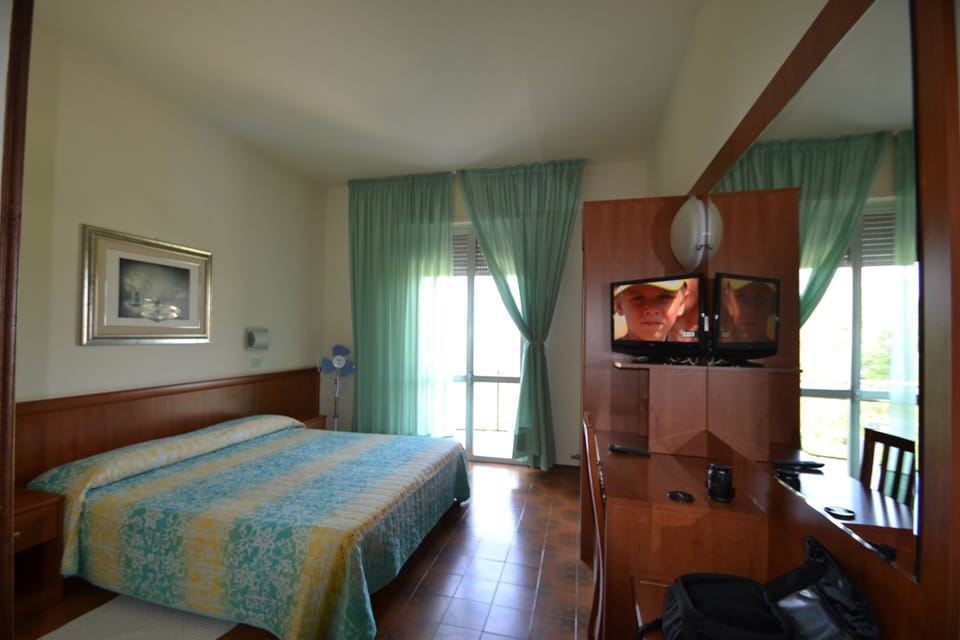 In-room safe, desk, soundproofing, cribs (surcharge)