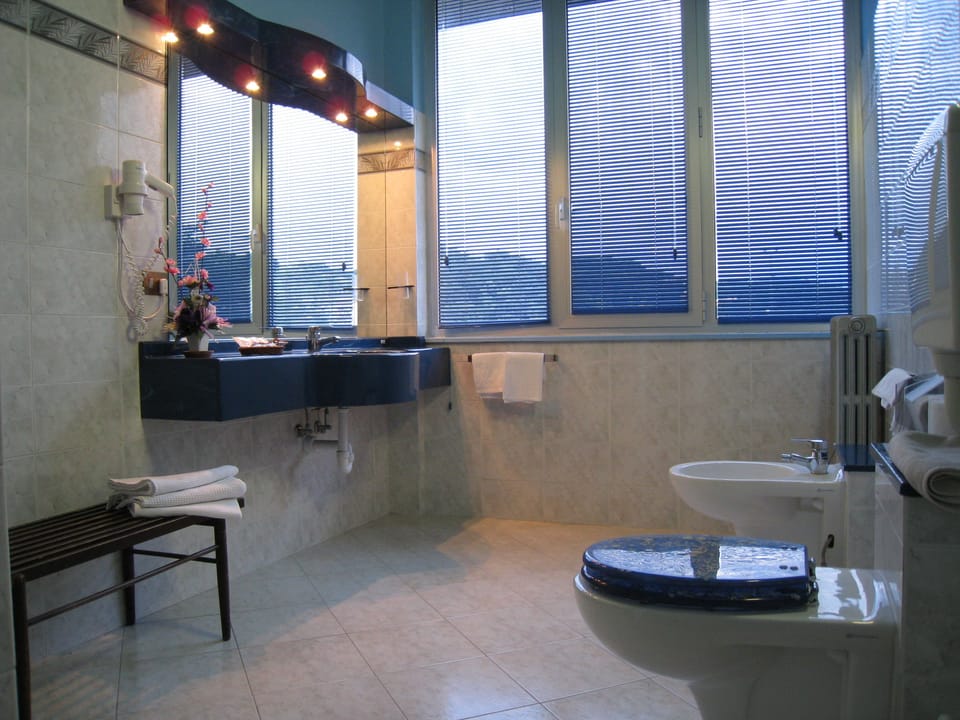 Superior Quadruple Room | Bathroom | Shower, rainfall showerhead, hair dryer, bidet