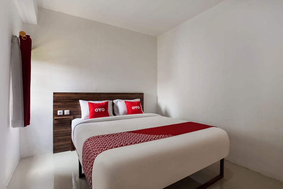 Desk, laptop workspace, free WiFi, bed sheets