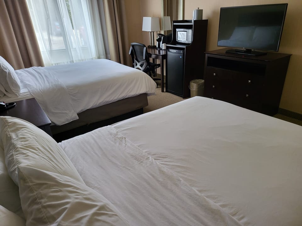 Premium bedding, in-room safe, desk, blackout drapes
