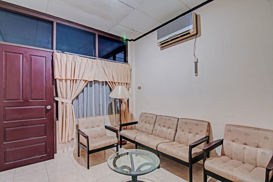 Deluxe Twin Room | Desk, laptop workspace, bed sheets