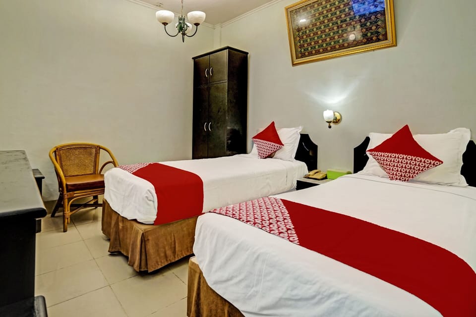 Deluxe Twin Room | Desk, laptop workspace, WiFi (free), bed sheets