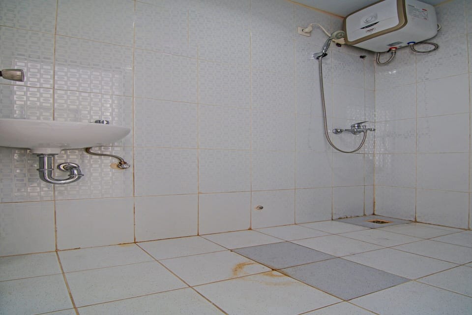 Shower, towels, shampoo, toilet paper