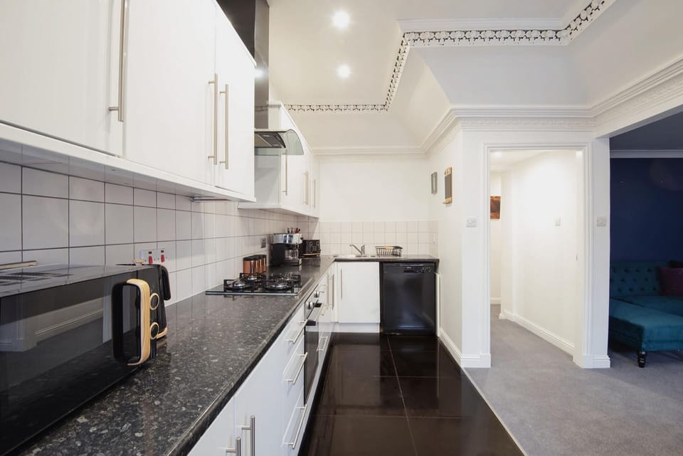 Apartment (2 Bedrooms) | Private kitchen | Microwave, oven, toaster