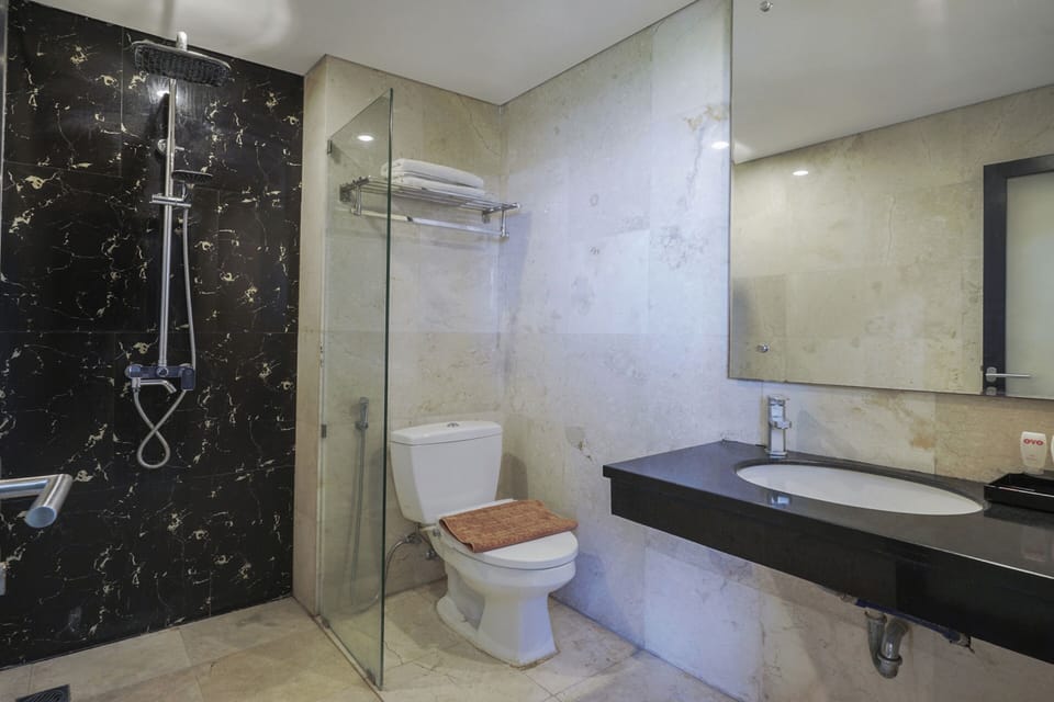 Deluxe Double Room | Bathroom | Shower, slippers, towels, shampoo