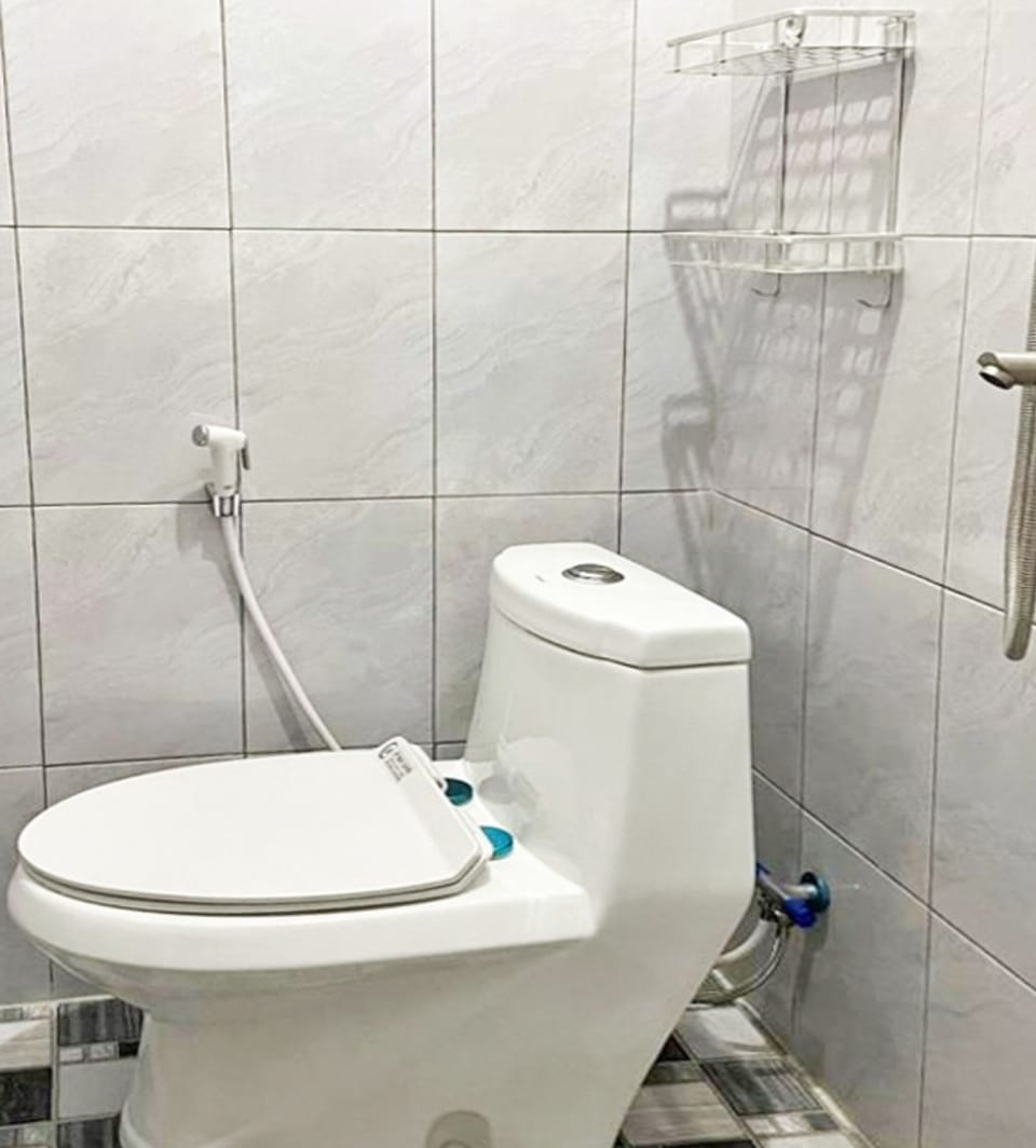 Standard Double Room | Bathroom | Shower, towels
