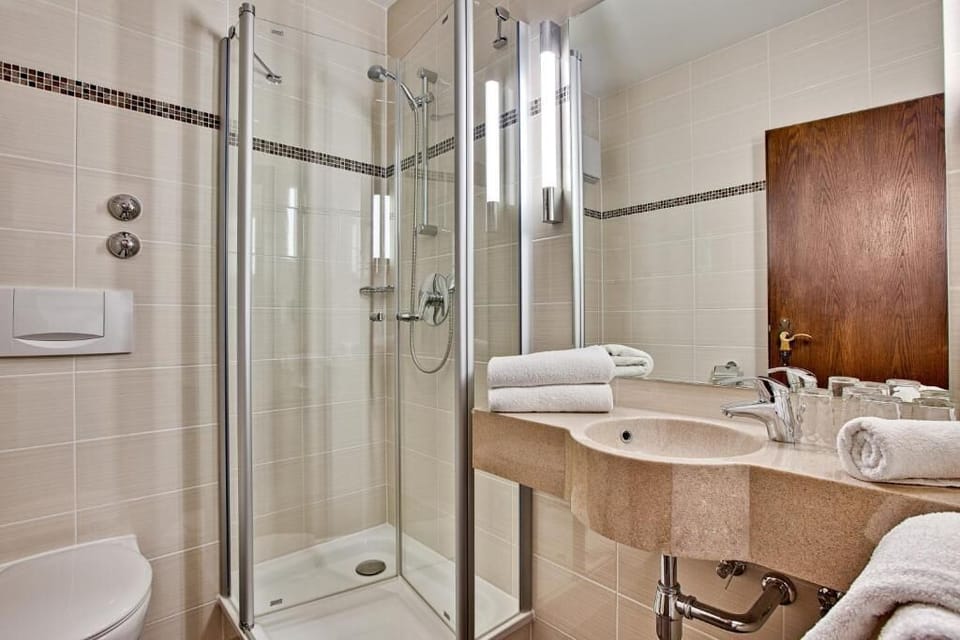 Basic Single Room, 1 Twin Bed | Bathroom | Hair dryer