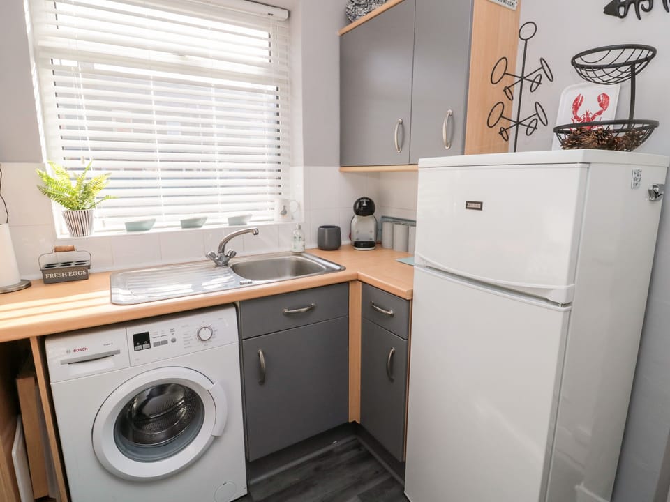 Fridge, cookware/dishes/utensils