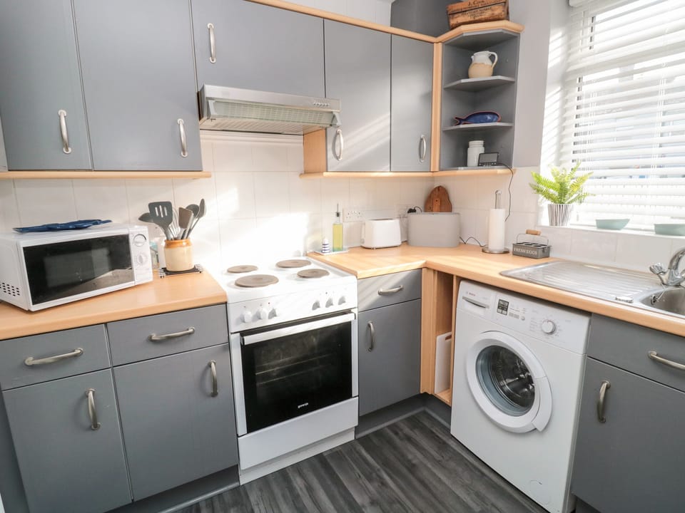 Fridge, cookware/dishes/utensils