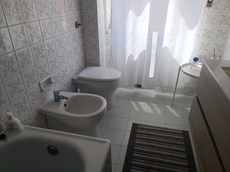Apartment | Bathroom | Bathtub, hair dryer, bidet, toilet paper